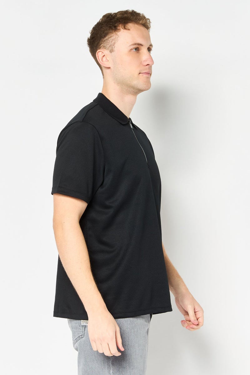 Chaps قميص بولو قصير الأكمام بنمط منتظم للرجال بسحاب نصف، أسود - Image 2